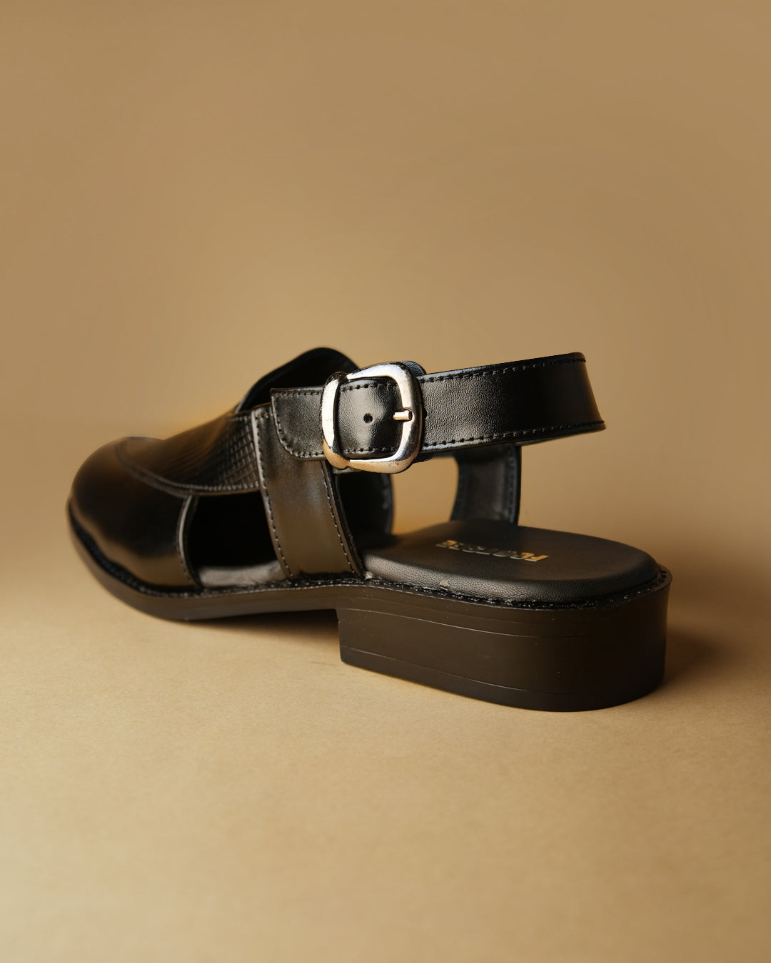 Raahi – Black