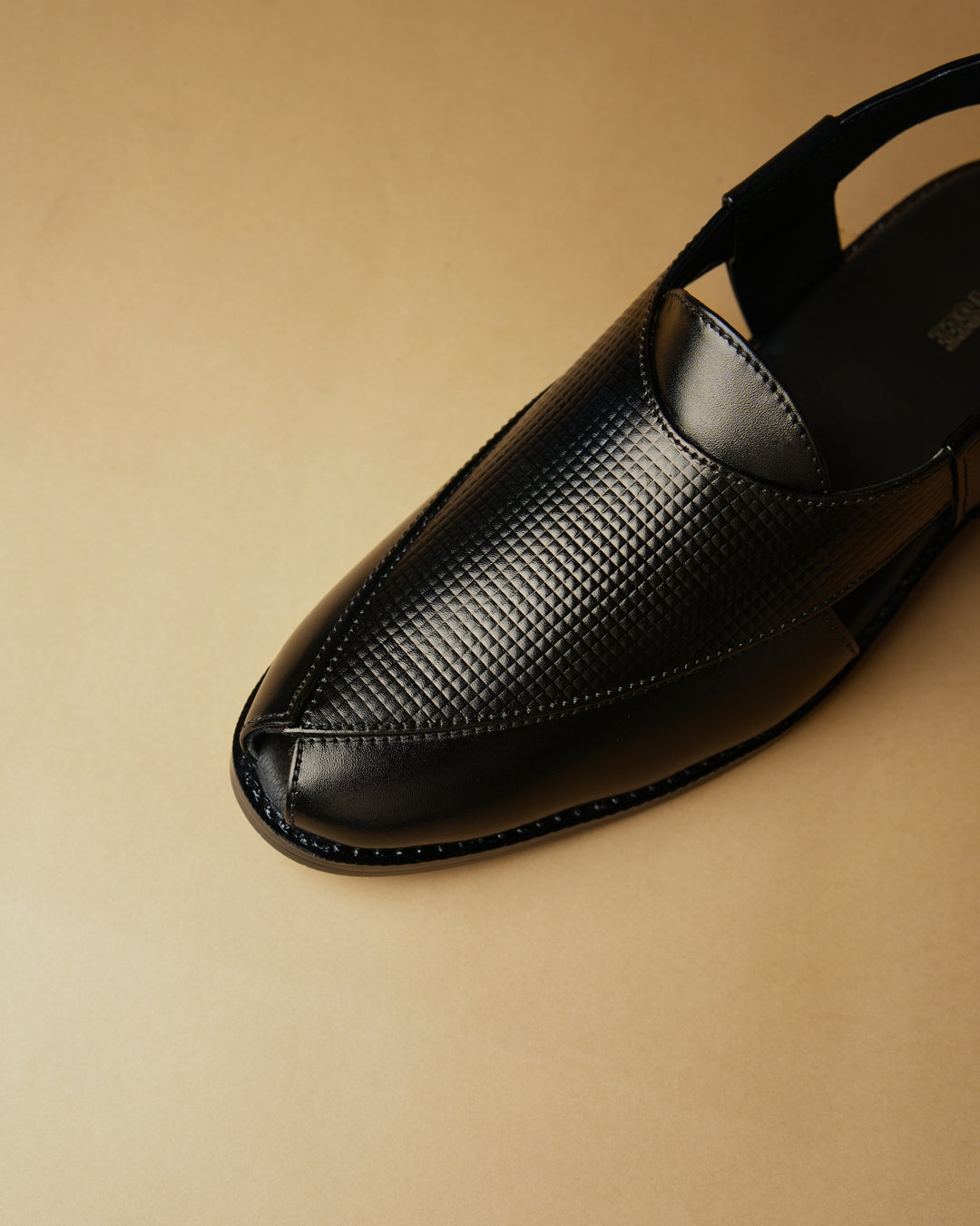 Raahi – Black